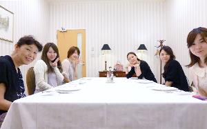 総務部メンバーの食事会。同僚の一言が昇進をためらう立田さんの背中を押した（右から3人目が立田さん）